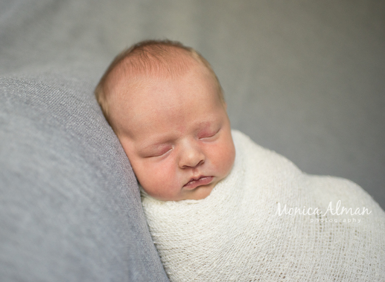 In-Home-Newborn-Photography-Session-On-Grey-Balnket2