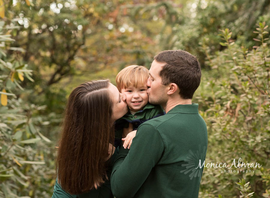 Two-year-old-session-being-kissed-by-mom-and-dad-photo