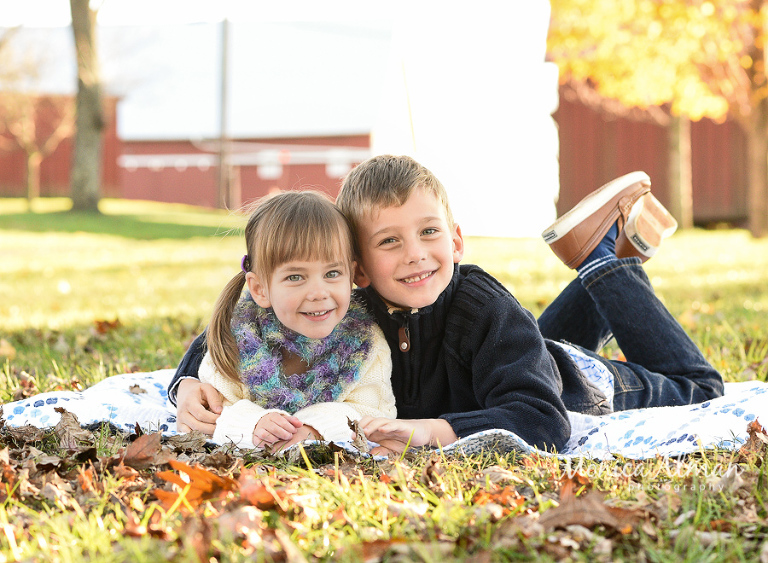 Family-session-on-the-farm-adorable-sibling-photo