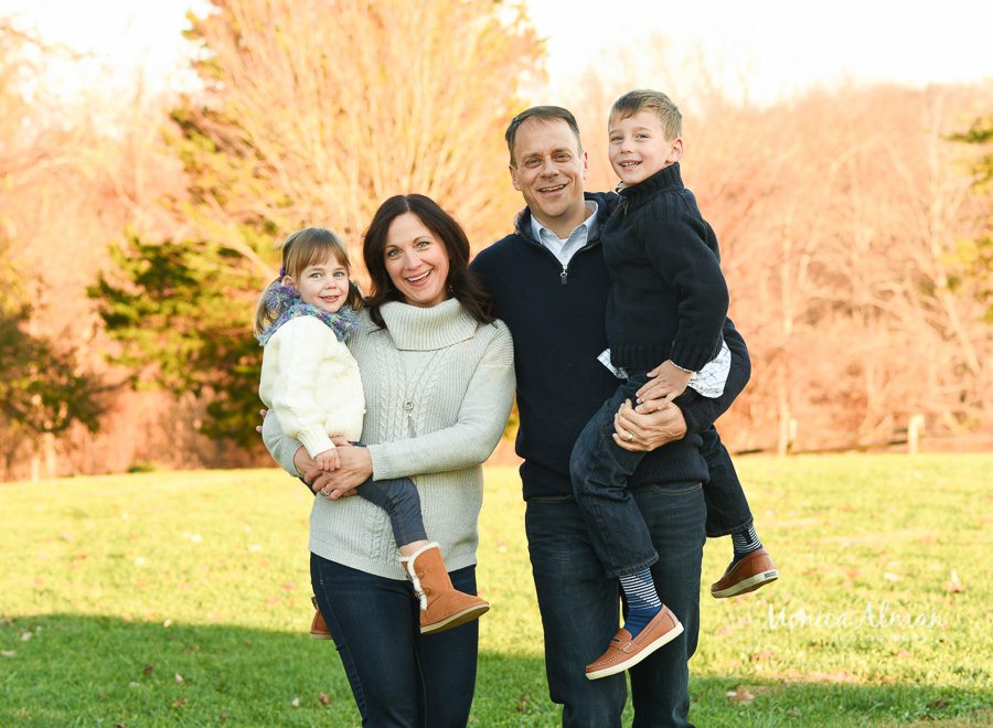 Family-session-on-the-farm-whole-family-photo