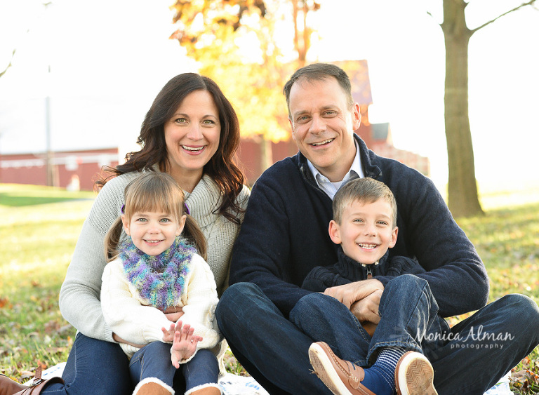 Family-session-on-the-farm-family-of-four-smiling-photo