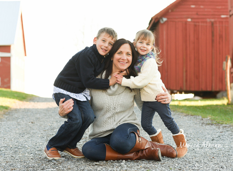 Family-session-on-the-farm-kids-with-mom