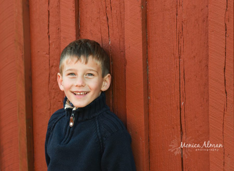 Family-session-on-the-farm-boy-smiling-photo