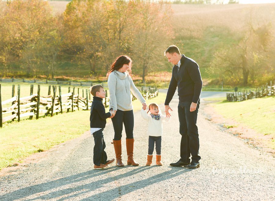 Family-session-on-the-farm-lifestyle-image