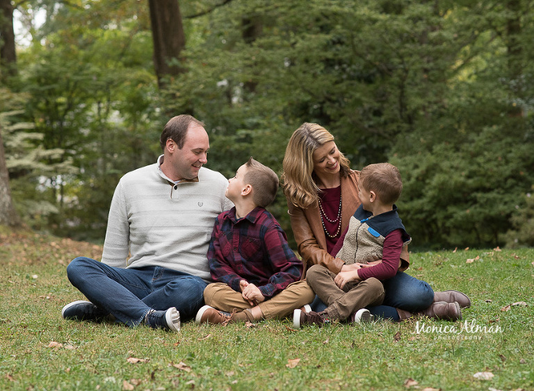 outdoor family session candid family image