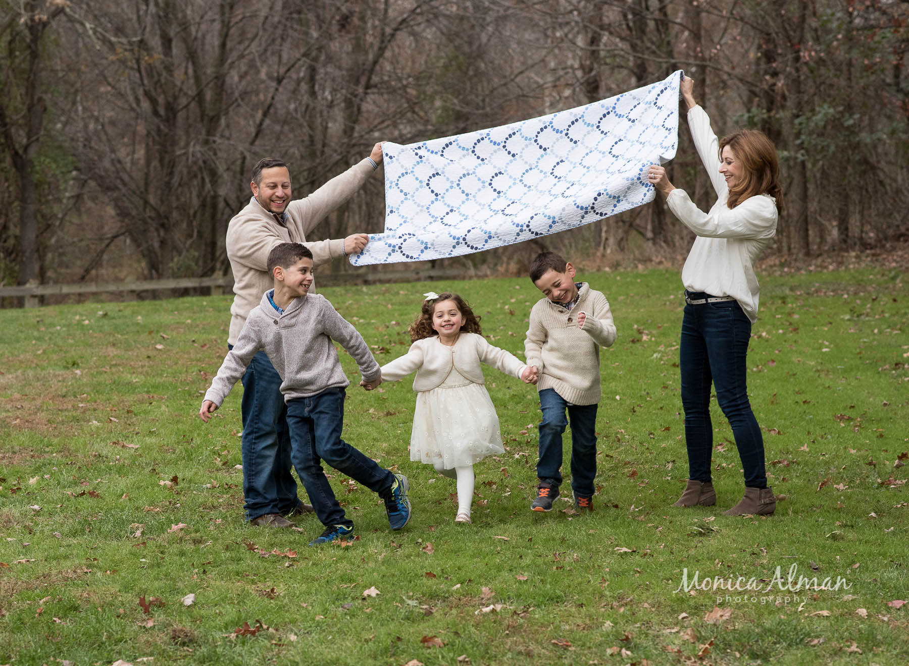 Gaithesburg Photographer Kids Playing with Parents Photo