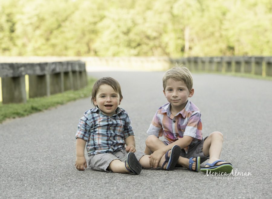 Spring Family Portraits kids sitting