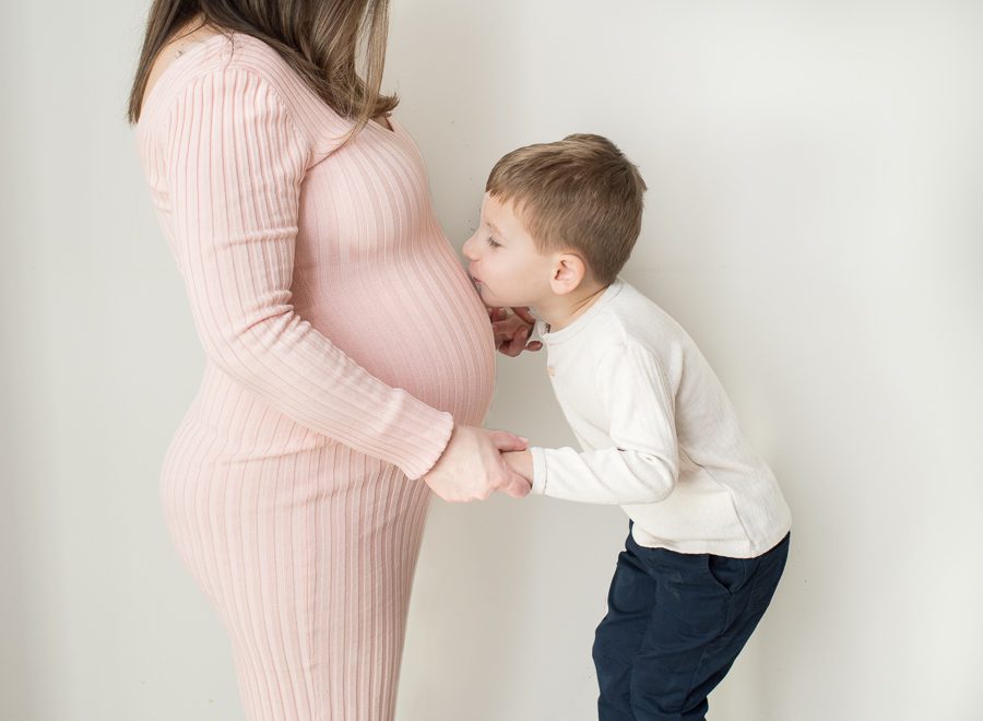 son kissing moms pregnant belly in gaithersburg maryland